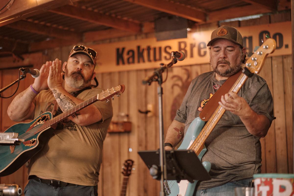 Stoney clapping, Mark playing